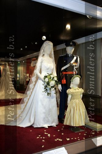 Apeldoorn 16 december 2005
Prinses Margriet Marilene Annette Aimee en Anita taart aansnijden bij expositie van hun trouwjurken op paleis het Loo.  trouwjurk Anita