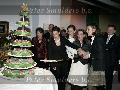 Apeldoorn 16 december 2005
Prinses Margriet Marilene Annette Aimee en Anita taart aansnijden bij expositie van hun trouwjurken op paleis het Loo. Prins Floris