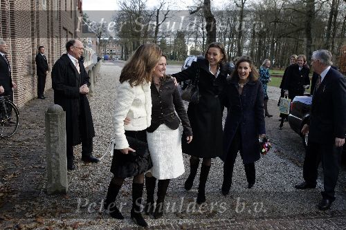 Apeldoorn 16 december 2005
Prinses Margriet Marilene Annette Aimee en Anita taart aansnijden bij expositie van hun trouwjurken op paleis het Loo.