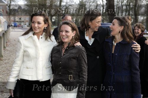 Apeldoorn 16 december 2005
Prinses Margriet Marilene Annette Aimee en Anita taart aansnijden bij expositie van hun trouwjurken op paleis het Loo.