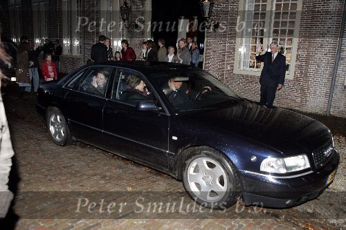 Apeldoorn 16 december 2005
Prinses Margriet Marilene Annette Aimee en Anita taart aansnijden bij expositie van hun trouwjurken op paleis het Loo. Prins Floris