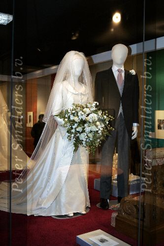 Apeldoorn 16 december 2005
Prinses Margriet Marilene Annette Aimee en Anita taart aansnijden bij expositie van hun trouwjurken op paleis het Loo.  trouwjurk Annette
