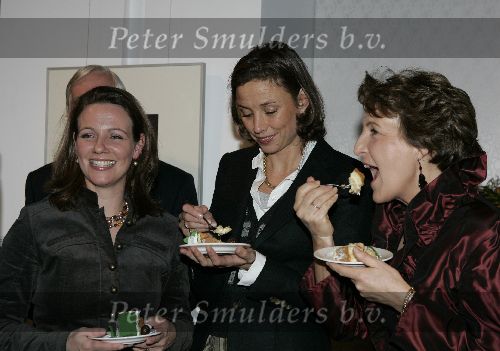 Apeldoorn 16 december 2005
Prinses Margriet Marilene Annette Aimee en Anita taart aansnijden bij expositie van hun trouwjurken op paleis het Loo. Prins Floris