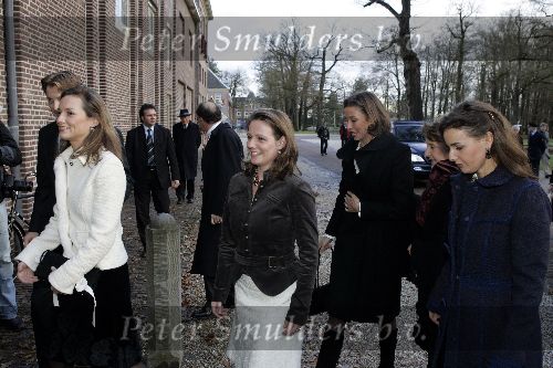 Apeldoorn 16 december 2005
Prinses Margriet Marilene Annette Aimee en Anita taart aansnijden bij expositie van hun trouwjurken op paleis het Loo.