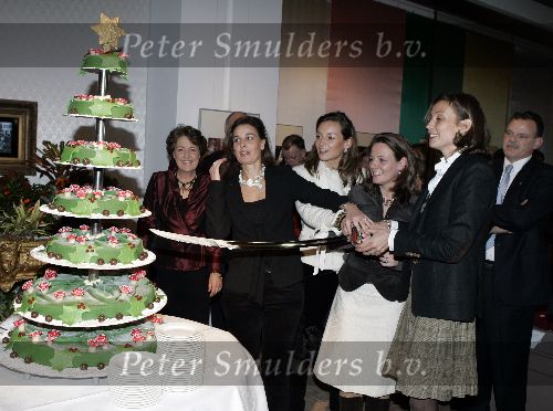 Apeldoorn 16 december 2005
Prinses Margriet Marilene Annette Aimee en Anita taart aansnijden bij expositie van hun trouwjurken op paleis het Loo. Prins Floris