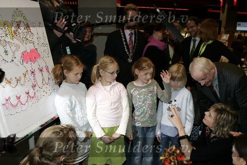 Utrecht 2 december 2005
Prinses Laurentien opent beurs voor kinderen met een handicap.
Prinses laurentien zwanger van derde kind.
