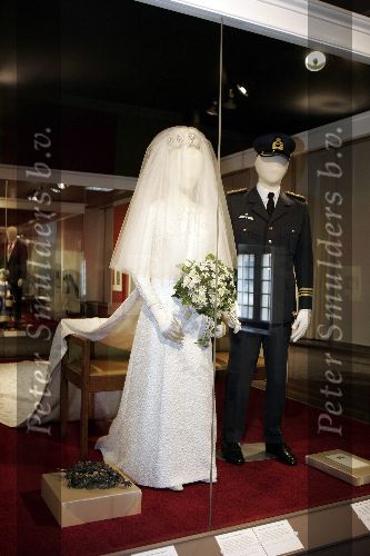 Apeldoorn 16 december 2005
Prinses Margriet Marilene Annette Aimee en Anita taart aansnijden bij expositie van hun trouwjurken op paleis het Loo.  trouwjurk Margriet