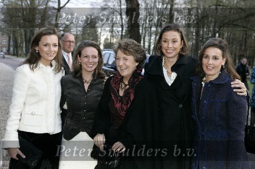 Apeldoorn 16 december 2005
Prinses Margriet Marilene Annette Aimee en Anita taart aansnijden bij expositie van hun trouwjurken op paleis het Loo.