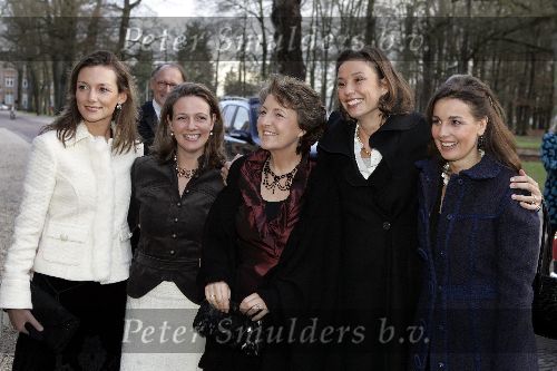 Apeldoorn 16 december 2005
Prinses Margriet Marilene Annette Aimee en Anita taart aansnijden bij expositie van hun trouwjurken op paleis het Loo.