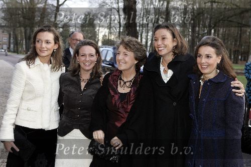 Apeldoorn 16 december 2005
Prinses Margriet Marilene Annette Aimee en Anita taart aansnijden bij expositie van hun trouwjurken op paleis het Loo.