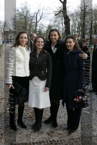 Apeldoorn 16 december 2005
Prinses Margriet Marilene Annette Aimee en Anita taart aansnijden bij expositie van hun trouwjurken op paleis het Loo.
