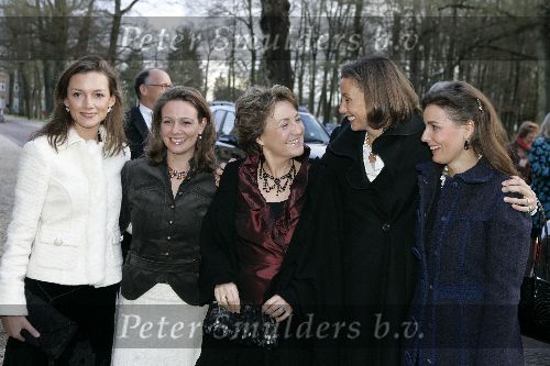 Apeldoorn 16 december 2005
Prinses Margriet Marilene Annette Aimee en Anita taart aansnijden bij expositie van hun trouwjurken op paleis het Loo.