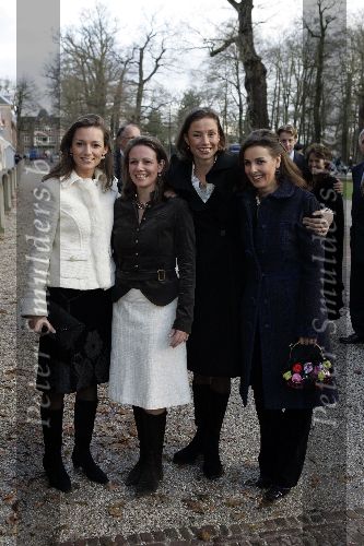 Apeldoorn 16 december 2005
Prinses Margriet Marilene Annette Aimee en Anita taart aansnijden bij expositie van hun trouwjurken op paleis het Loo.