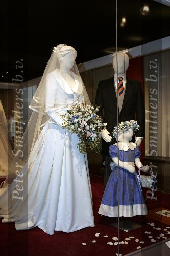 Apeldoorn 16 december 2005
Prinses Margriet Marilene Annette Aimee en Anita taart aansnijden bij expositie van hun trouwjurken op paleis het Loo.  trouwjurk Marilene