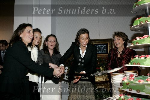 Apeldoorn 16 december 2005
Prinses Margriet Marilene Annette Aimee en Anita taart aansnijden bij expositie van hun trouwjurken op paleis het Loo.