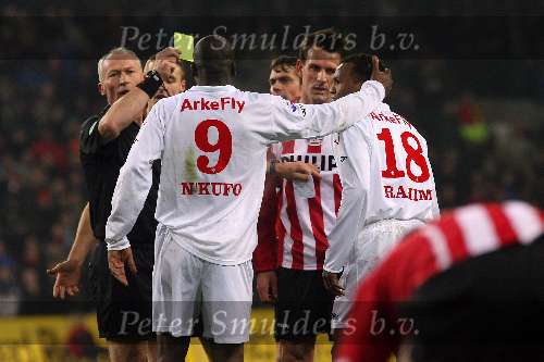 Eindhoven, 29 December 2005
Kompetitiewedstrijd seizoen 2005/2006
PSV-FC-Twente eindstand 1-1
Rahim Ouedraogo krijgt een gele kaart voor zijn overtreding op Jefferson Farfan

© Foto Bart Bel