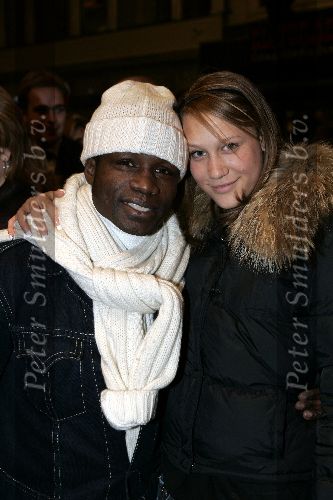 Amsterdam 13 december 2005
Premiere King Kong in Tuschinsky .
Regilio Tuur met vriendin en muts