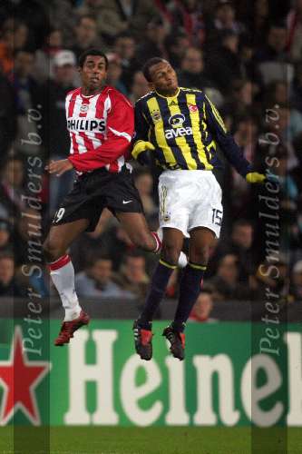 Eindhoven, 6 December 2005
Championsleaguewedstrijd Seizoen 2005/2006
PSV-Fenerbahçe, eindstand 2-0
Robert springt erg hoog bij het kopduel met zijn tegenstander
© Foto Bart Bel