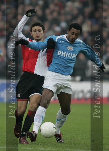 Rotterdam, 11 December 2005 Kompetiewedstrijd seizoen 2005/2006
Feyenoord-PSV, eindstand 1-0
Robert PSV in duel met Hossam Ghaly