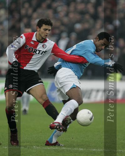 Rotterdam, 11 December 2005 Kompetiewedstrijd seizoen 2005/2006
Feyenoord-PSV, eindstand 1-0
Robert PSV in duel met Hossam Ghaly