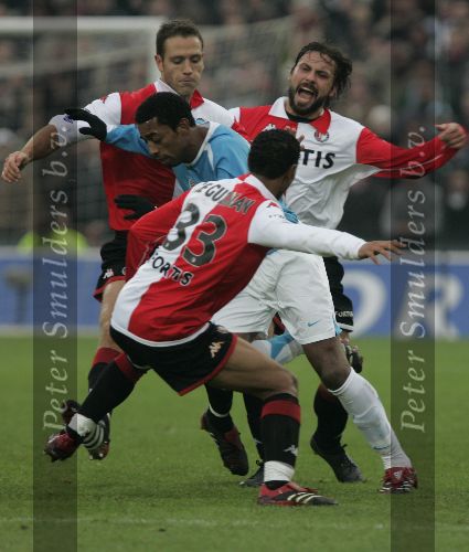 Rotterdam, 11 December 2005 Kompetiewedstrijd seizoen 2005/2006
Feyenoord-PSV, eindstand 1-0
Robert PSV in duel met Jonathan de Guzman en Patrick Paauwe en Alexander Ostlund