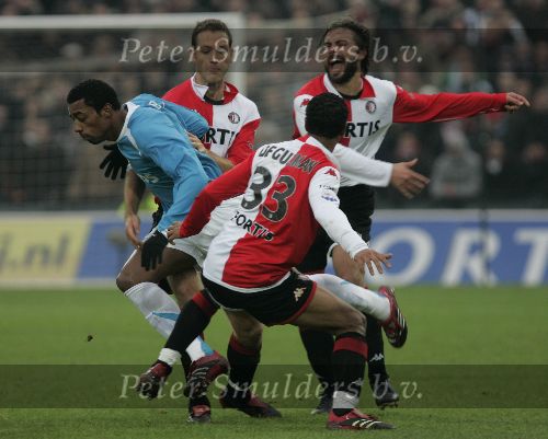 Rotterdam, 11 December 2005 Kompetiewedstrijd seizoen 2005/2006
Feyenoord-PSV, eindstand 1-0
Robert PSV in duel met Jonathan de Guzman en Patrick Paauwe en Alexander Ostlund