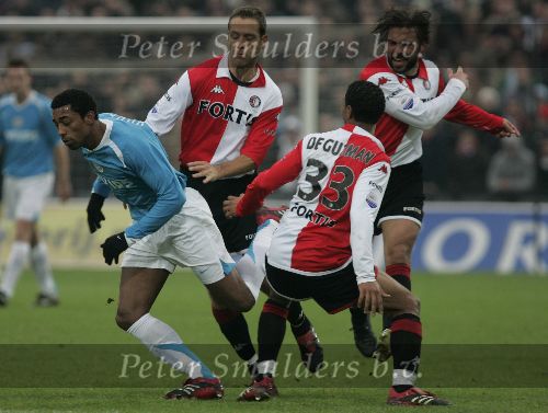 Rotterdam, 11 December 2005 Kompetiewedstrijd seizoen 2005/2006
Feyenoord-PSV, eindstand 1-0
Robert PSV in duel met Jonathan de Guzman en Patrick Paauwe en Alexander Ostlund