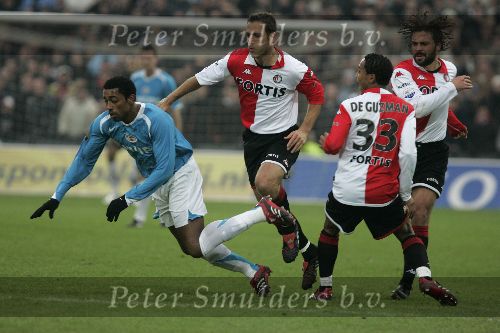 Rotterdam, 11 December 2005 Kompetiewedstrijd seizoen 2005/2006
Feyenoord-PSV, eindstand 1-0
Robert PSV in duel met Jonathan de Guzman en Patrick Paauwe en Alexander Ostlund