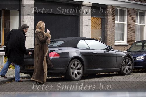 Amsterdam 3 december 2005
Robert Schoemacher met zijn vriendin in Amsterdam met bmw cabrio