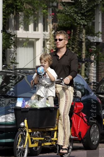 Amsterdam 10 september 2005
Roef Ragas met zijn zoontje op bakfiets