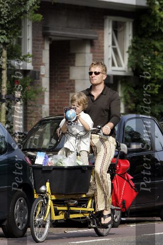 Amsterdam 10 september 2005
Roef Ragas met zijn zoontje op bakfiets