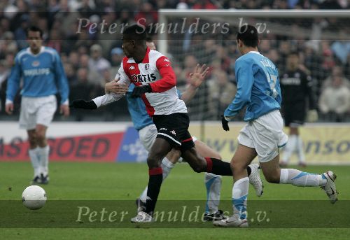 Rotterdam, 11 December 2005 Kompetiewedstrijd seizoen 2005/2006
Feyenoord-PSV, eindstand 1-0
Salomon Kalou in duel met Andre Ooijer en Ismail Aisatti