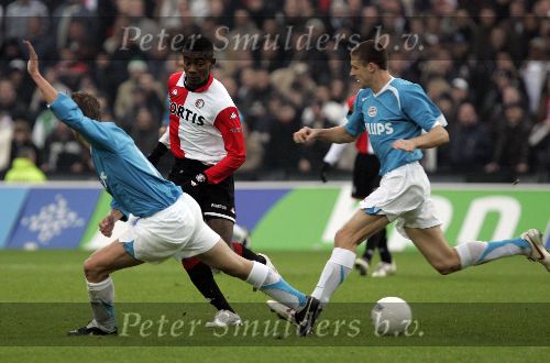 Rotterdam, 11 December 2005 Kompetiewedstrijd seizoen 2005/2006
Feyenoord-PSV, eindstand 1-0
Theo Lucius in duel met Salomon Kalou en Timmy simons