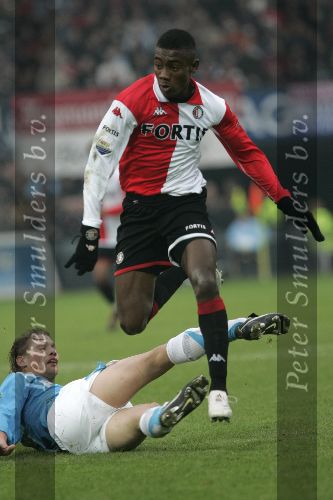 Rotterdam, 11 December 2005 Kompetiewedstrijd seizoen 2005/2006
Feyenoord-PSV, eindstand 1-0
Salomon Kalou met op de grond Theo Lucius