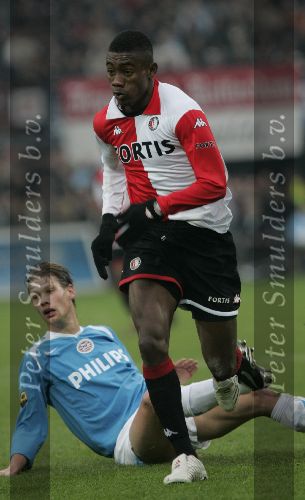 Rotterdam, 11 December 2005 Kompetiewedstrijd seizoen 2005/2006
Feyenoord-PSV, eindstand 1-0
Salomon Kalou met op de grond Theo Lucius