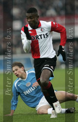 Rotterdam, 11 December 2005 Kompetiewedstrijd seizoen 2005/2006
Feyenoord-PSV, eindstand 1-0
Salomon Kalou met op de grond Theo Lucius