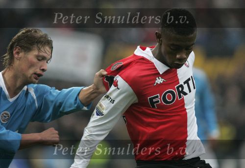 Rotterdam, 11 December 2005 Kompetiewedstrijd seizoen 2005/2006
Feyenoord-PSV, eindstand 1-0
Salomon Kalou in duel met Theo Lucius