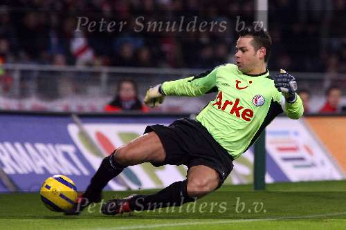 Eindhoven, 29 December 2005
Kompetitiewedstrijd seizoen 2005/2006
PSV-FC-Twente eindstand 1-1
Sander Boschker probeert de bal binnen te houden 

© Foto Bart Bel
