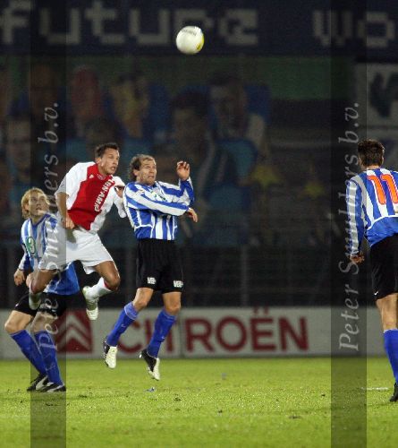 Eindhoven, 22 December 2005
Bekerwedstrijd 1/8 finale voor de Gatorade-Cup Seizoen 2005/2006. FC Eindhoven-AJAX, eindstand 1-6
Sasa Stojanovic in duel John Heitinga