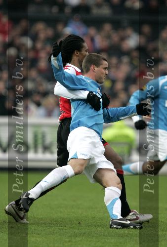 Rotterdam, 11 December 2005 Kompetiewedstrijd seizoen 2005/2006
Feyenoord-PSV, eindstand 1-0
Serginho Greene in duel met Jason Culina