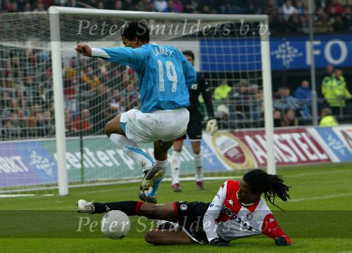 Rotterdam, 11 December 2005 Kompetiewedstrijd seizoen 2005/2006
Feyenoord-PSV, eindstand 1-0
Serginho Geene in duel met Michael Lamey