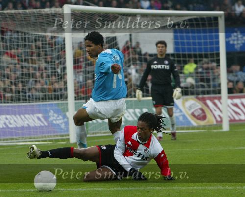 Rotterdam, 11 December 2005 Kompetiewedstrijd seizoen 2005/2006
Feyenoord-PSV, eindstand 1-0
Serginho Geene in duel met Michael Lamey