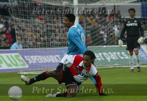 Rotterdam, 11 December 2005 Kompetiewedstrijd seizoen 2005/2006
Feyenoord-PSV, eindstand 1-0
Serginho Geene in duel met Michael Lamey