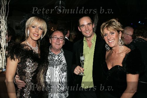 de Kwakel 23 december 2005
Kerstborrel Gerard Joling.
Marga Bult en Sylvia v d Akker