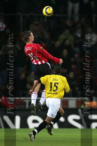 Eindhoven, 3 December 2005
Kompetitiewedstrijd Seizoen 2005/2006 
PSV-NAC Breda, eindstand 3-0
Theo Lucius in kopduel met Anour Diba
© Foto Bart Bel