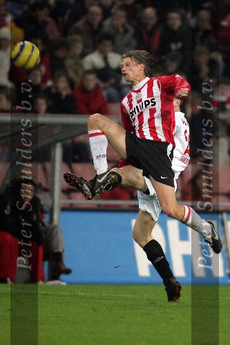 Eindhoven, 20 December 2005
Wedstrijd om de KNVB-beker ( Gatorade Cup seizoen 2005/2006 ) PSV-FC Twente, eindstand 2-0
Theo Lucius in duel met Gakhokidze
© Foto Bart Bel