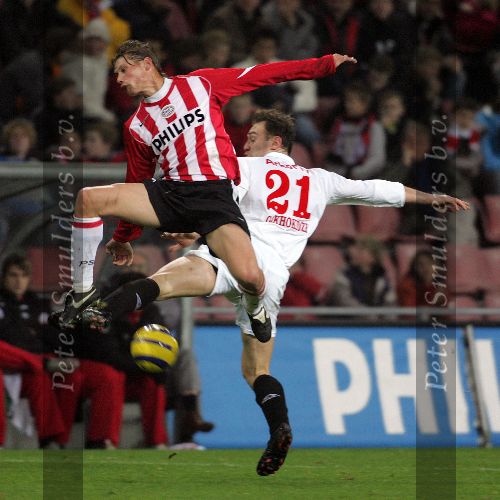 Eindhoven, 20 December 2005
Wedstrijd om de KNVB-beker ( Gatorade Cup seizoen 2005/2006 ) PSV-FC Twente, eindstand 2-0
Theo Lucius in duel met Gakhokidze
© Foto Bart Bel