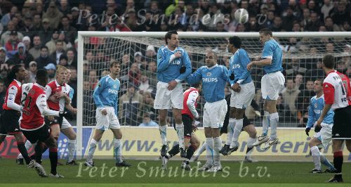 Rotterdam, 11 December 2005 Kompetiewedstrijd seizoen 2005/2006
Feyenoord-PSV, eindstand 1-0
Timmy simons ALEX PSV Jan Vennegoor of Hesselink Michael Lamey Dirk Kuyt Jason Culina