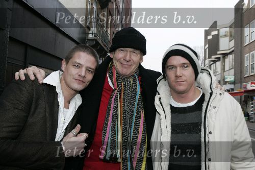 Amsterdam 9 december 2005
Presentatie serie van Speijk bij Talpa.
Peter Faber met muts
Johnny de Mol met muts en Tygo Gernandt