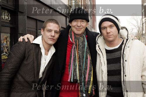 Amsterdam 9 december 2005
Presentatie serie van Speijk bij Talpa.
Peter Faber met muts
 Johnny de Mol met muts en Tygo Gernandt
